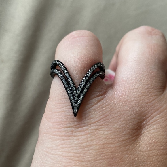 Black V-Shaped Ring - Picture 2 of 5